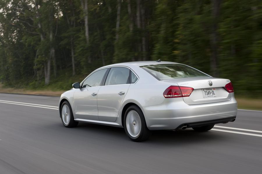  Volkswagen Passat 2011 года  (US) (фото 41 из 111)